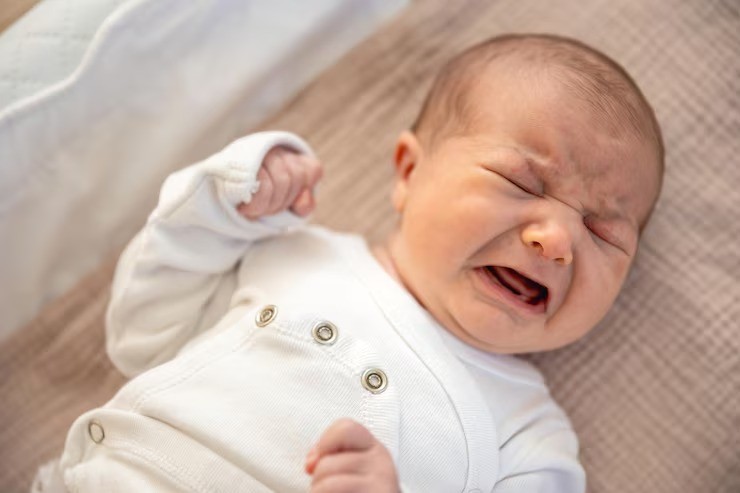 tortikolis pada bayi, bayi kepala miring, gejala tortikolis, cara mengatasi leher kaku bayi, fisioterapi bayi, posisi tidur bayi, tortikolis kongenital
